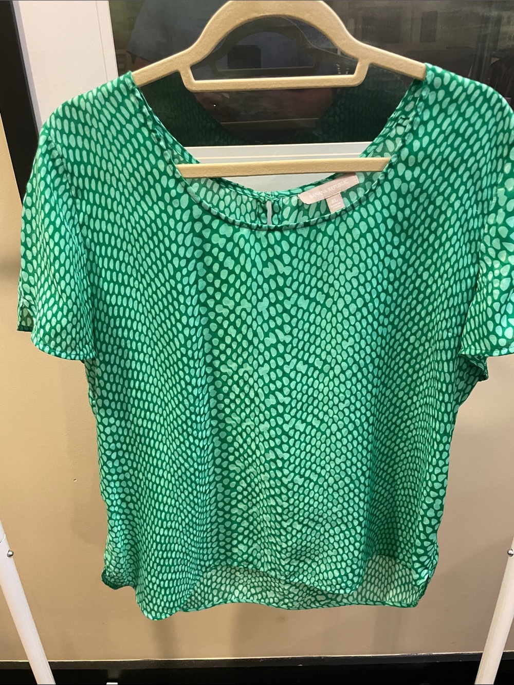 Banana Republic. XL. Lightweight Green Patterned Short-Sleeve Blouse - Picture 2 of 4